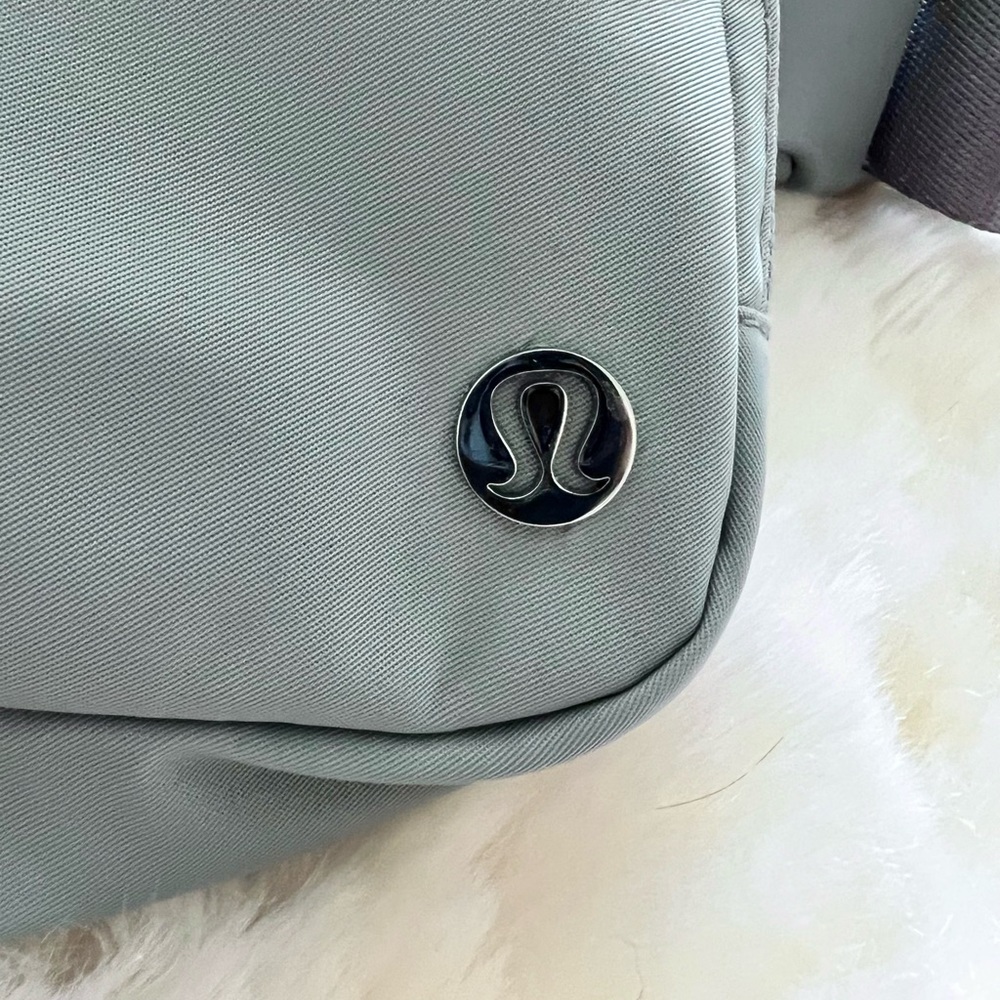 💗 NWOT Lululemon Everywhere Belt Bag - Silver Drop 💗 - Picture 4 of 6